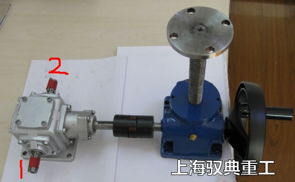 手搖絲桿升降機和轉(zhuǎn)向箱組合